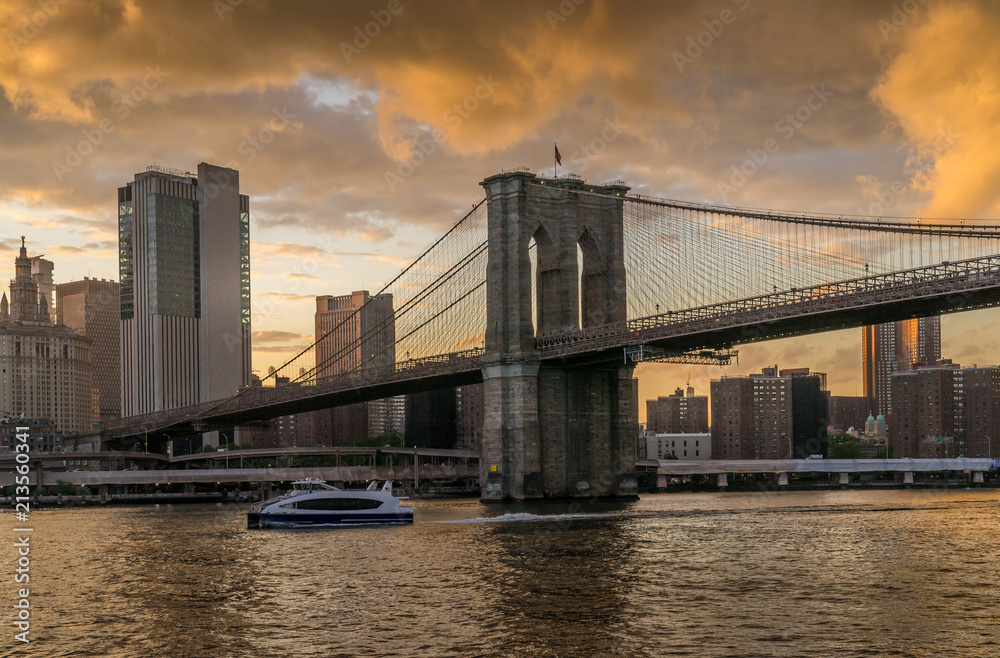 Obraz premium Zachód słońca widok z mostu Brooklyn Bridge na East River, NYC