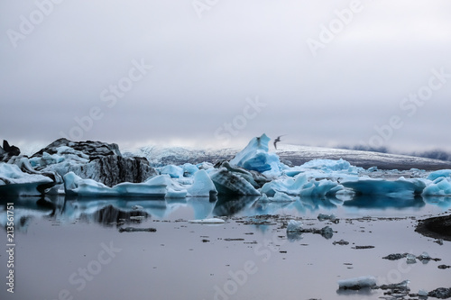 Eisberge auf dem Jökullsárlon an einem nebligen Sommerabend im Juni
