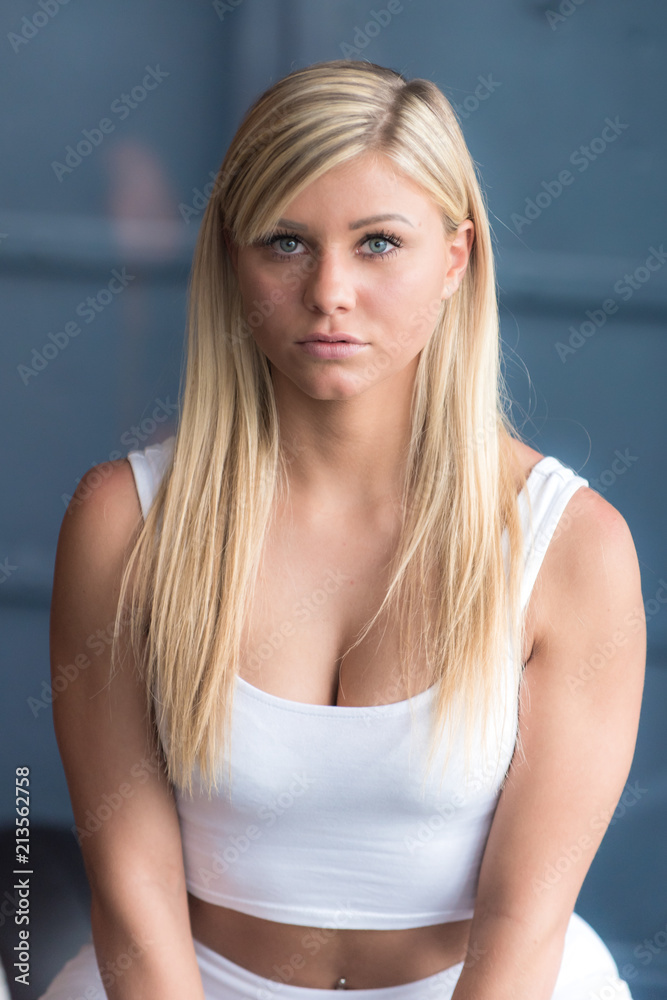 Fototapeta premium Blonde Frau trainiert Cross Fit im Fitness Studio Workout