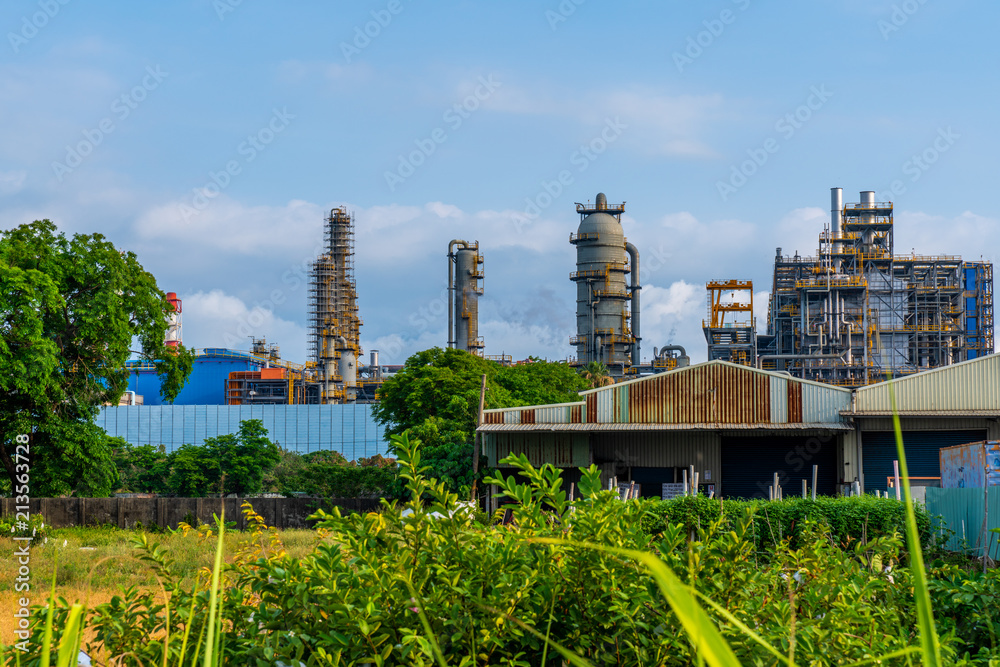 Obraz premium Industrial Area with grass in foreground