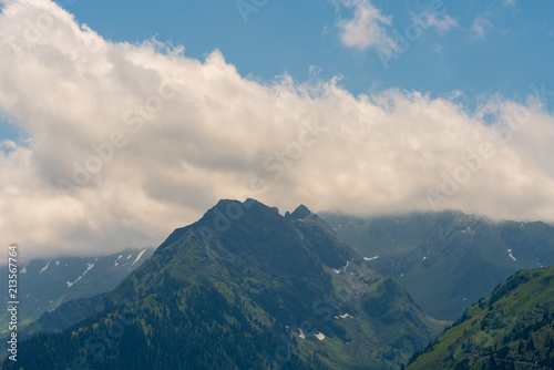 Gebirge mit Wolken