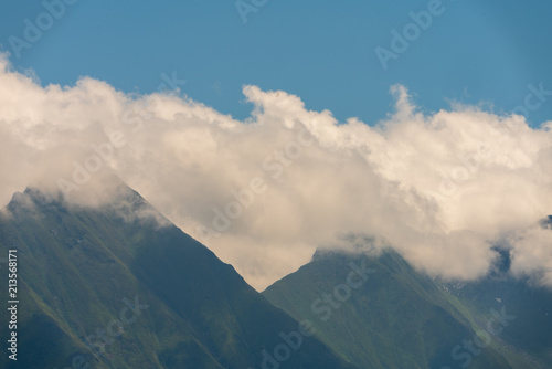 Gebirge mit Wolken