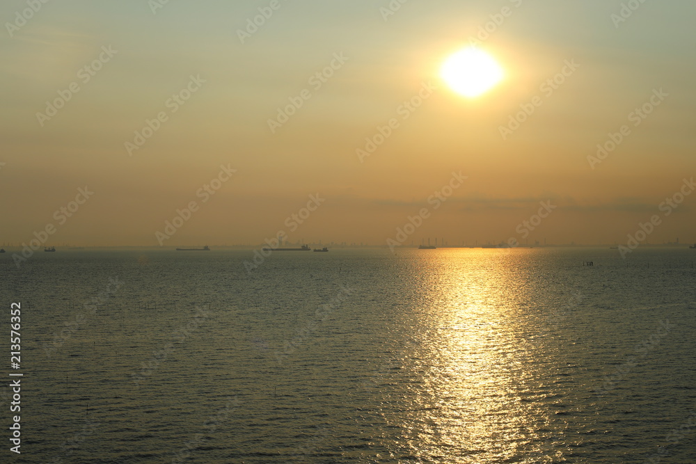 Naklejka premium 東京湾と夕陽 横