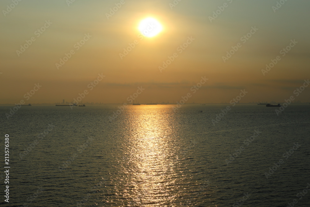 東京湾と夕日　横中央