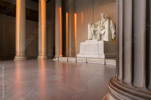 Photo The Lincoln Memorial indoors at Sunrise on the National Mall in Washington DC