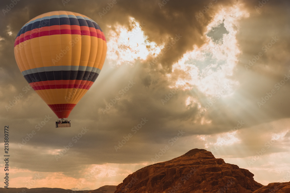 Obraz premium Hot Air Balloon travel over desert