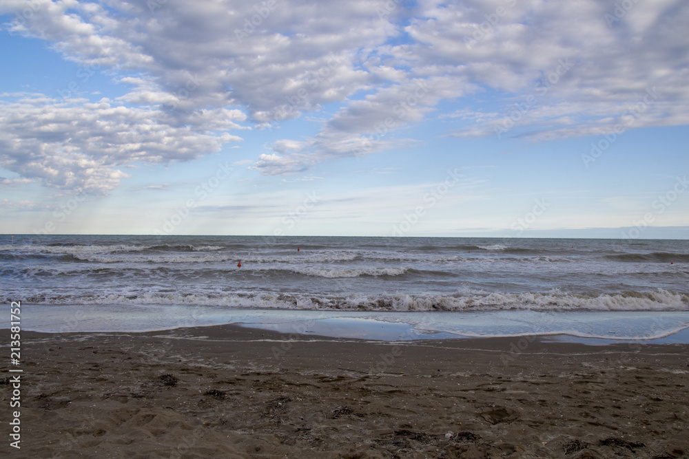Adria Küste mit blauem Himmeln
