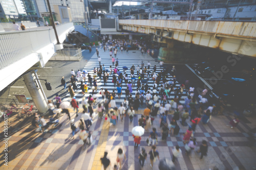 Wallpaper Mural 大阪の横断歩道を渡る人々 Torontodigital.ca