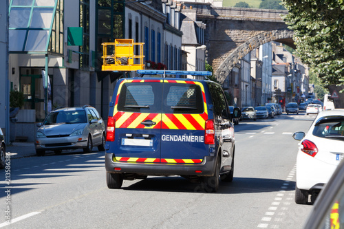 Voiture de gendarmerie en patrouille