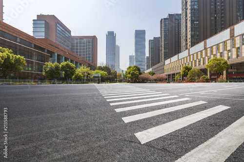 Photo Panoramic skyline and modern business office buildings with empty road,empty con