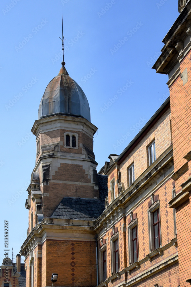 Türmchen an der Klinkerfassade des ehemaligen Kaiserlichen Post- und Telegraphenamtes vor strahlend blauem Himmel