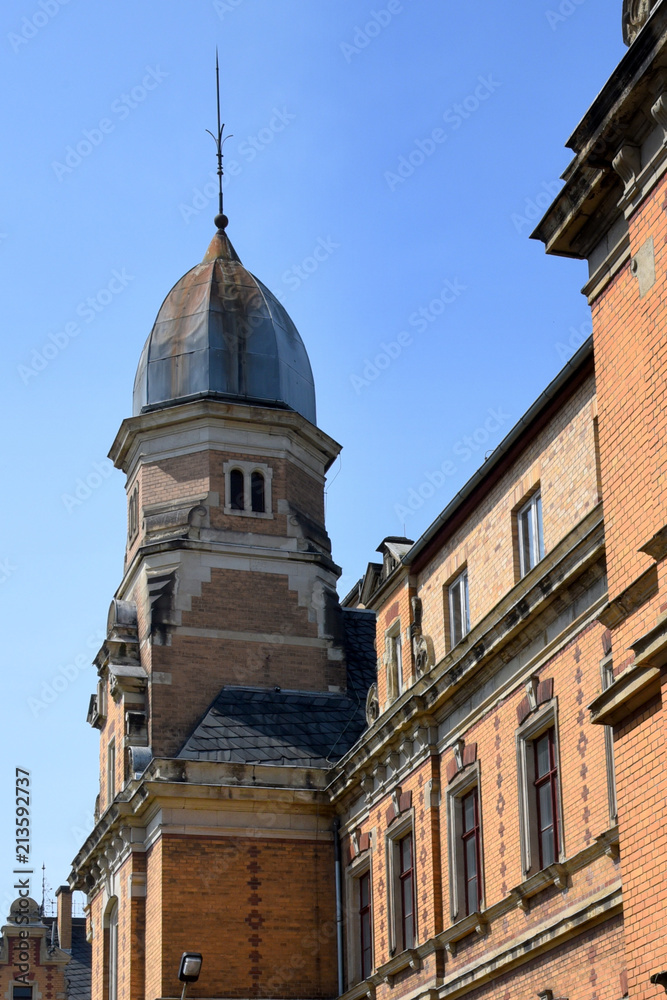 Türmchen an der Klinkerfassade des ehemaligen Kaiserlichen Post- und Telegraphenamtes vor strahlend blauem Himmel Türmchen an der Klinkerfassade des ehemaligen Kaiserlichen Post- und Telegraphenamtes vor strahlend blauem Himmel