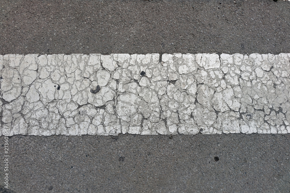 Obraz premium cracked road markings