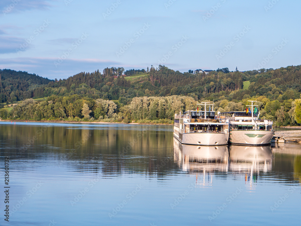 Obraz premium Donau mit Schiffe im Hafen des Donautal
