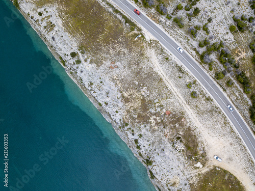 Vista aerea di una strada a strapiombo sul mare, strada che costeggia il mare. Tratto di costa.