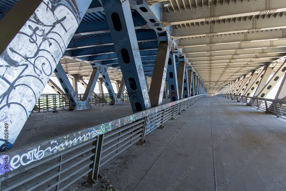 Naklejka premium under the bridge