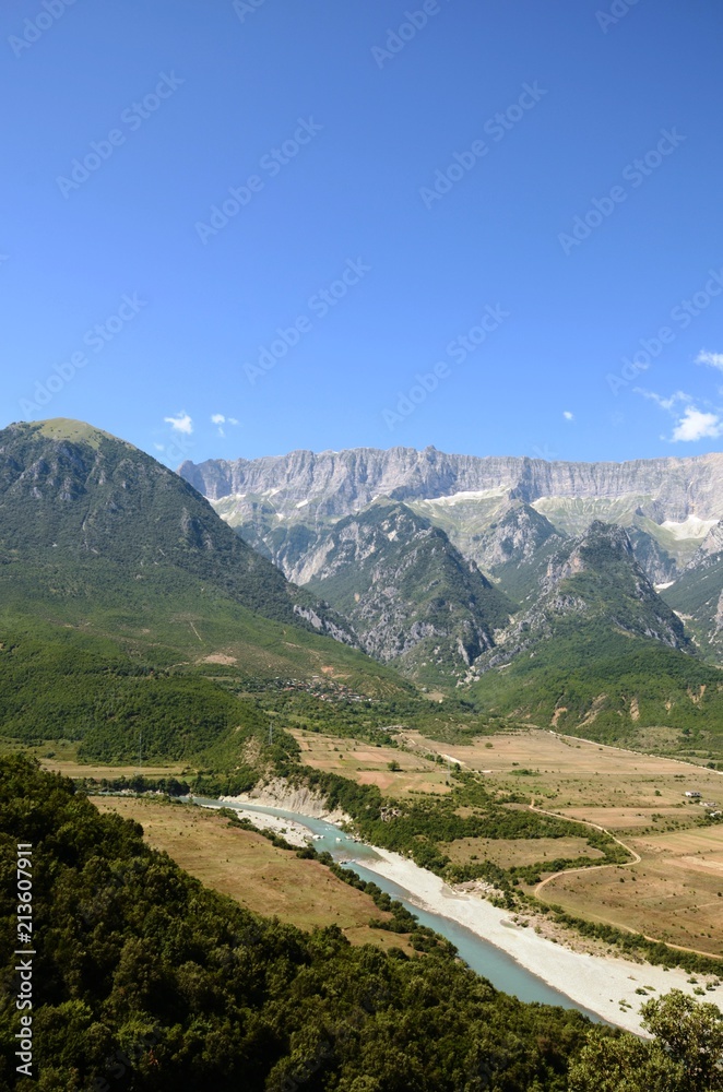 Campagne dans la région de Përmet (Albanie)
Campagne dans la région de Përmet (Albanie)