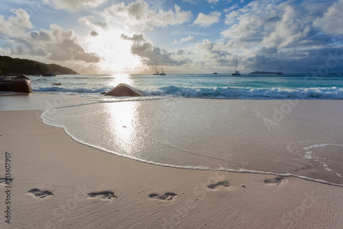 plage d'Anse Lazio au coucher du soleil, Praslin, Seychelles  photo