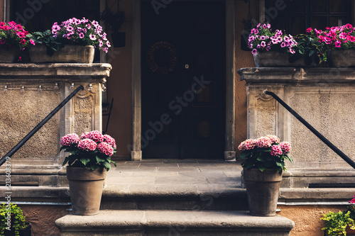 Fotografi Cosy entrance to an old tenement building in Gdansk, Poland.
