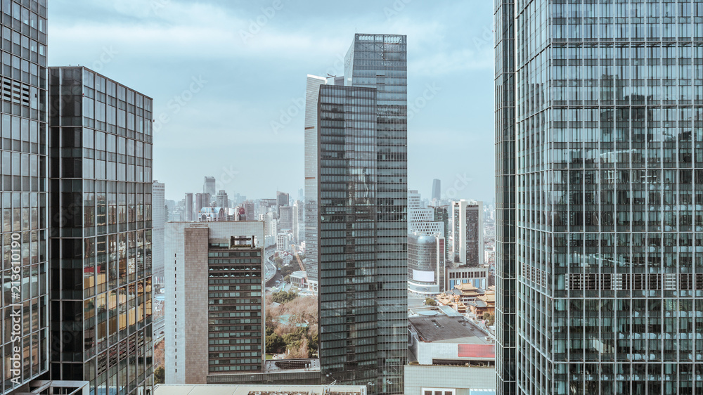 Obraz premium Widok z lotu ptaka na obszar biznesowy i panoramę miasta w zachodniej części drogi Nanjing, dzielnica Jing`an, Szanghaj