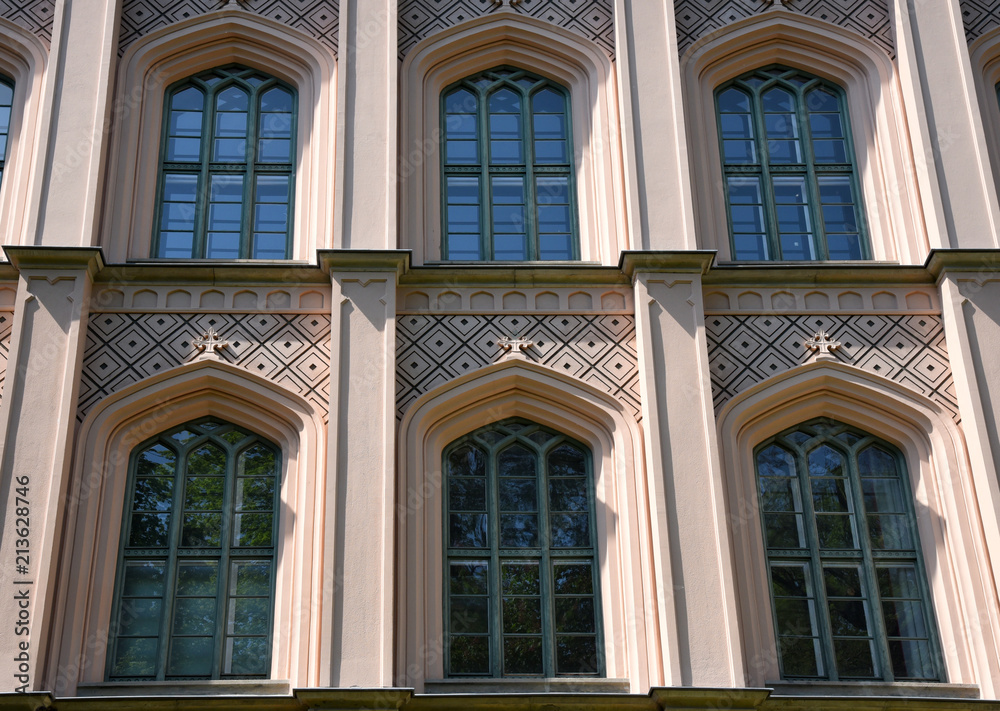 Fototapeta premium Fensterfront der ehemaligen Baugewerkenschule mit Pfeilern und Pilastern