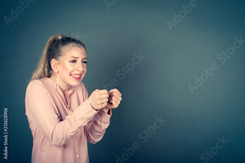 Junge Frau drückt Daumen