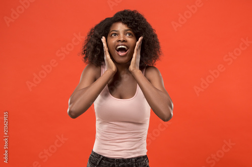 Foto Beautiful woman looking suprised