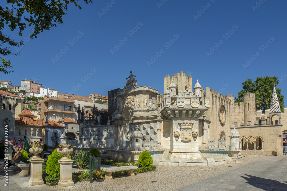 Portugal dos Pequenitos, un parque en miniatura de versiones diminutas de casas y monumentos portugueses