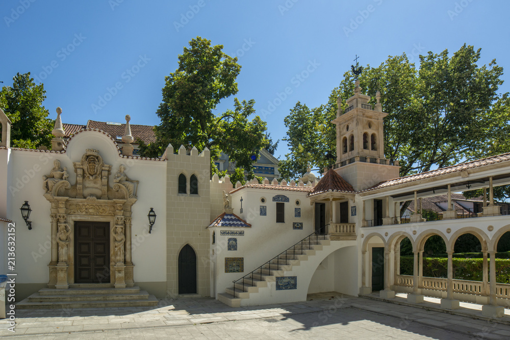 Fototapeta premium Portugal dos Pequenitos, un parque en miniatura de versiones diminutas de casas y monumentos portugueses