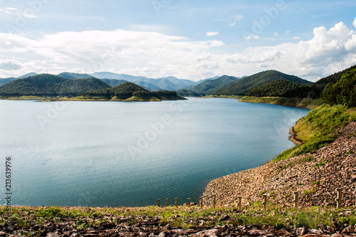 Fototapeta Naklejka Na Ścianę i Meble -  view of lake and mountain in Maeguang dam, chiangmai Thailand