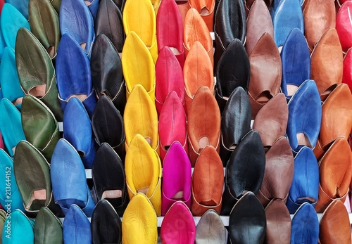 Babouches colorées en cuir dans les souks 