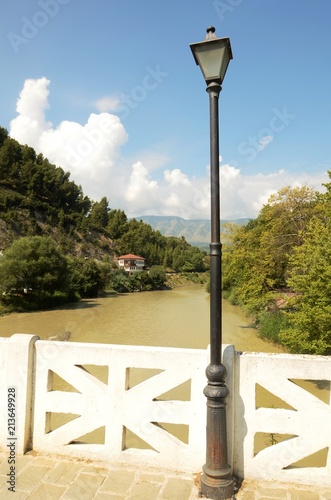 Berat : Pont Goriza et berges de la rivière Osumi (Albanie)
 photo