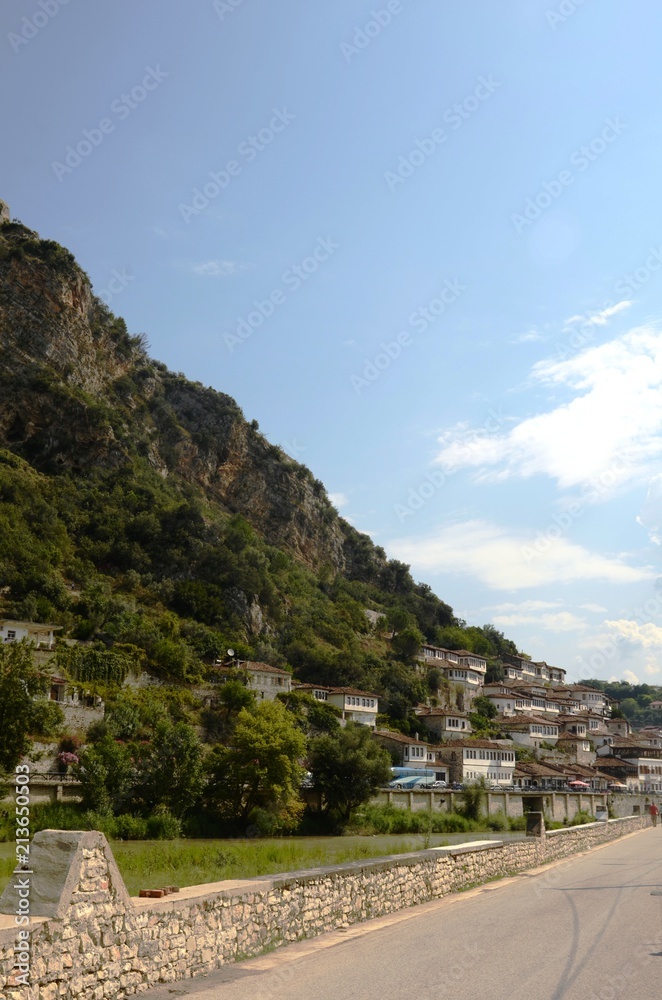 Berat : Pont Goriza et berges de la rivière Osumi (Albanie)
Berat : Pont Goriza et berges de la rivière Osumi (Albanie)