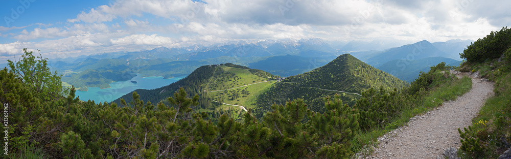 Höhenweg am Herzogstand mit wundervoller Aussicht auf den Walchensee und bairische Berge
