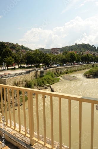 Berat : Pont Goriza et berges de la rivière Osumi (Albanie) 