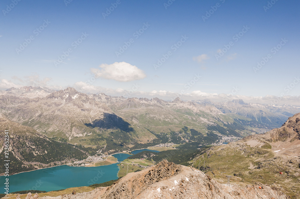 Fototapeta premium Silvaplana, Corvatsch, Silvaplanersee, Seenplatte, Julierpass, Piz Julier, Piz Albana, Piz Nair, Alpen, Corviglia, Wanderweg, Oberengadin, Graubünden, Sommer, Schweiz