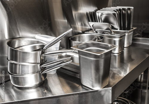 Cuadro en lienzo Steel pots on steel background