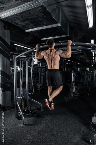 Obraz na płótnie Strong man doing pull ups w salonie