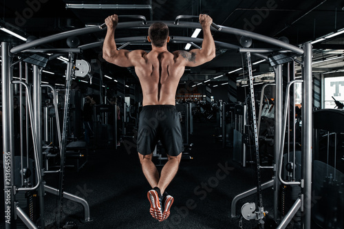 Obraz na płótnie Strong man doing pull ups w salonie