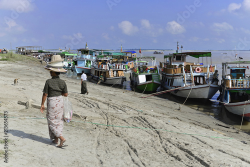 Schiffe, Boote auf den Fluß Irrawaddy, auch Ayeyarwaddy genannt, Mandalay, Division Mandalay, Myanmar, Asien ©  Egon Boemsch
