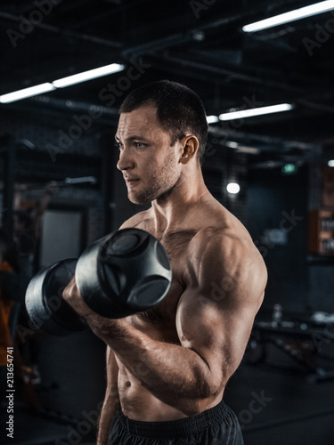 Obraz na płótnie Muscular man working out in gym w salonie