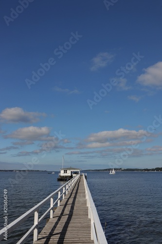 idyllische Seebrücke mit Segelboot an der Kieler Förde  © Lars Gieger