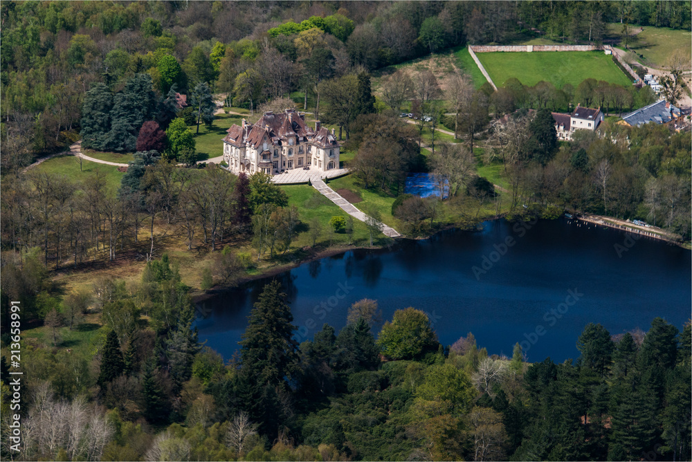 vue aérienne du château de Haut Planet dans les Yvelines en France