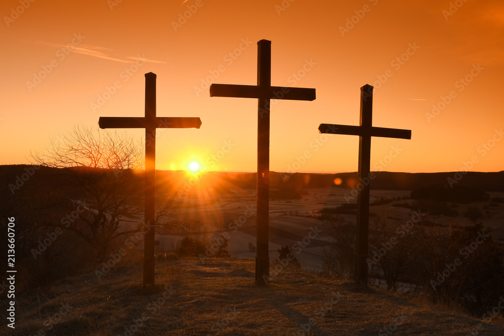 Naklejka premium Kreuze gegen Sonnenaufgang