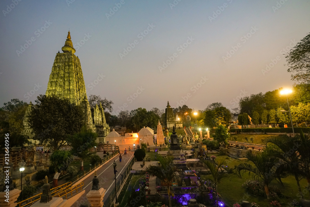 Obraz premium Mahabodhi Temple Complex in Gaya district in the state of Bihar, India