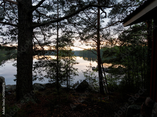 Finnischer See an einem Regentag - die Sonne kommt heraus