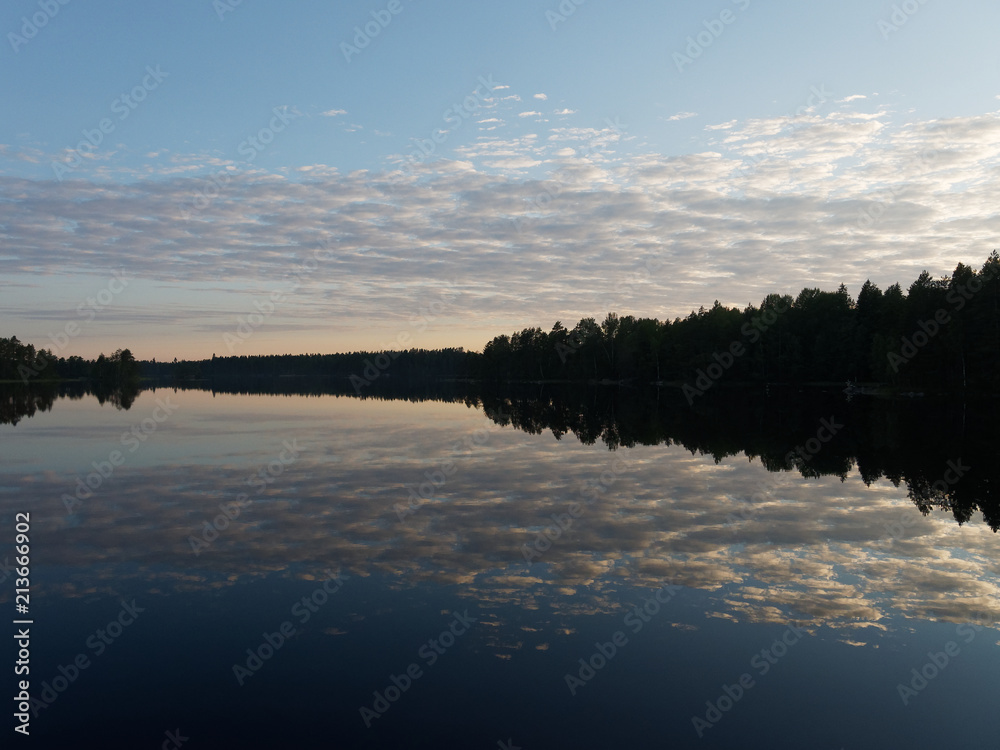 Finnischer See an einem Regentag - die Abendsonne kommt heraus