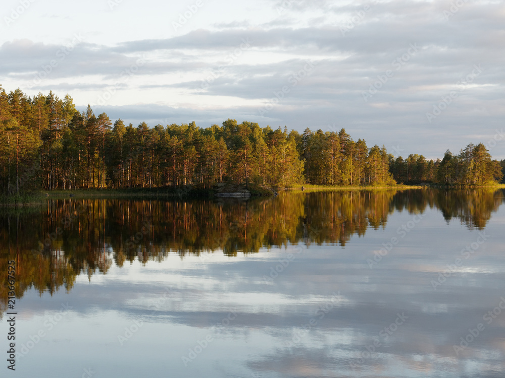 Finnischer See an einem sonnigen Tag - mit Spiegelungen