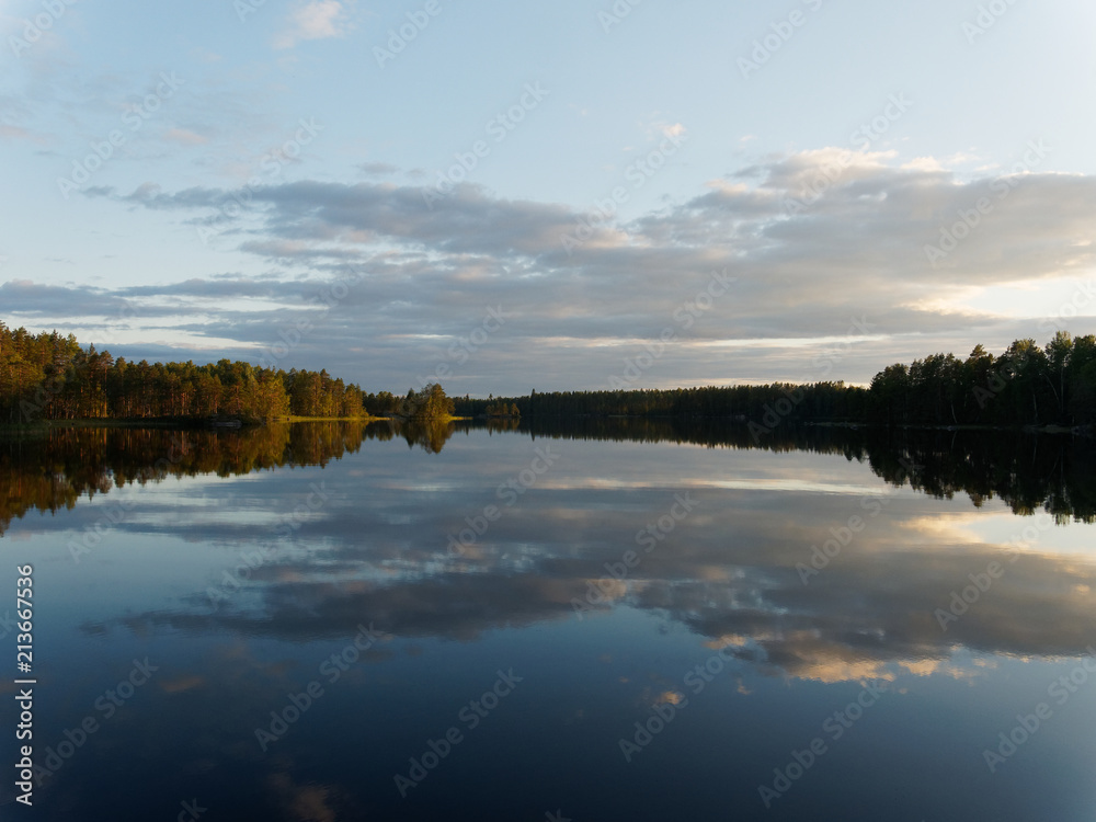 Finnischer See an einem sonnigen Tag - mit Spiegelungen