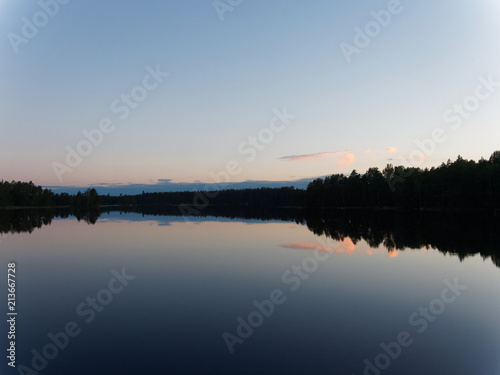 Finnischer See an einem sonnigen Abend - mit Spiegelungen